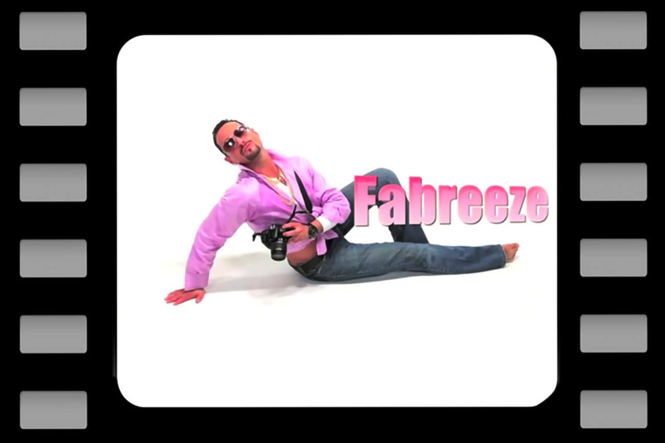 Notre Photobooth intègre à la fois tous les équipements d'un studio photo mais aussi des photographes virtuels.
