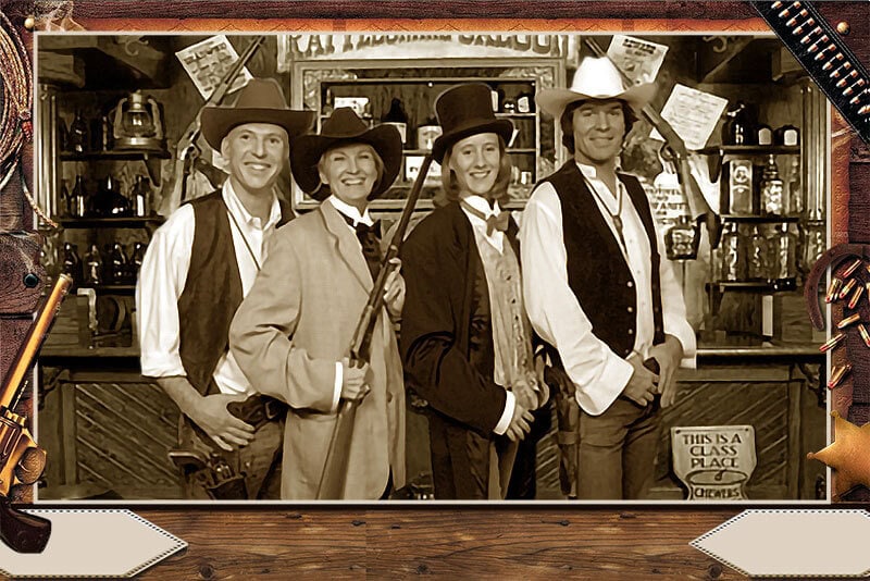 4 Cowboys prennent la pose dans un saloon avec l'animation fond vert.